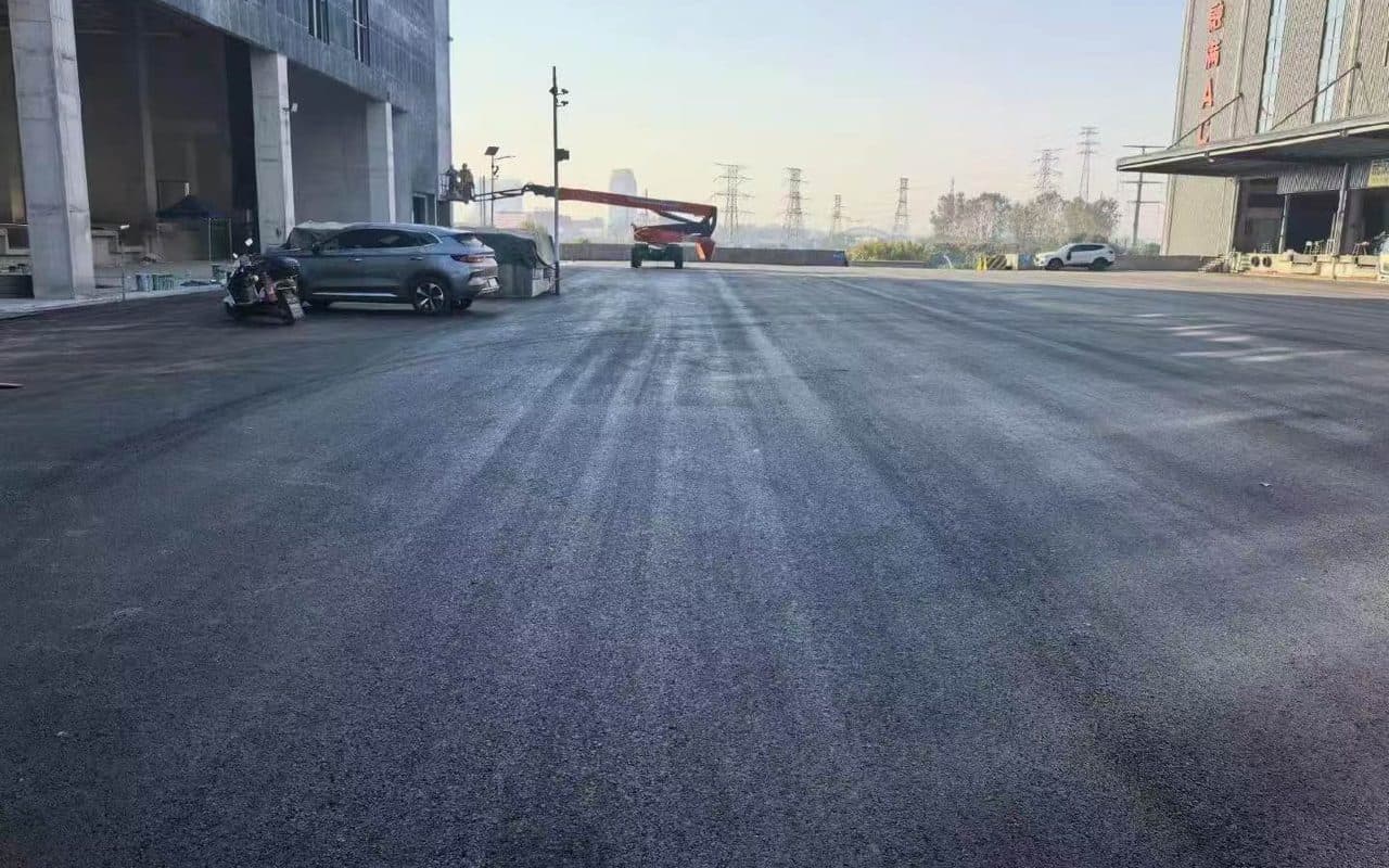 武汉泰尔美供应链产业园万平三层厂房沥青施工 - 沥青路面施工案例