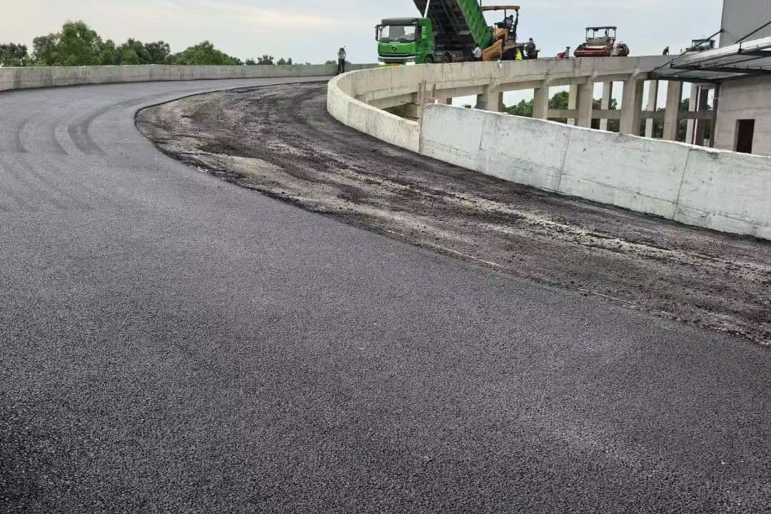 武汉市政道路沥青路面夜间修补施工现场