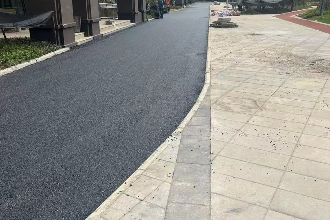 武汉东西湖万科四季花城小区沥青路面施工