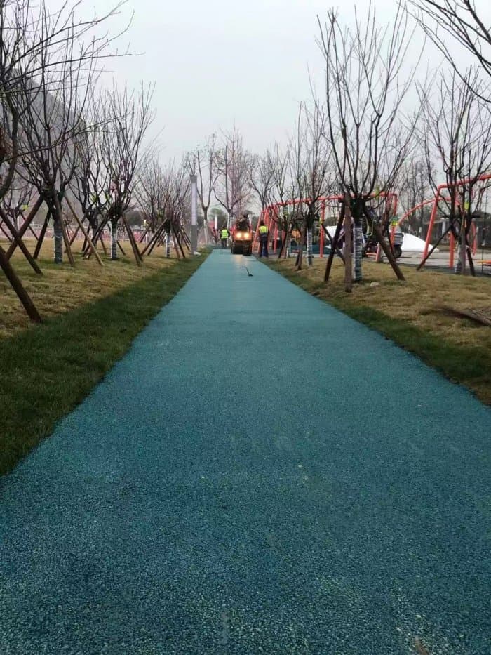 东西湖区万达广场 - 沥青路面施工案例