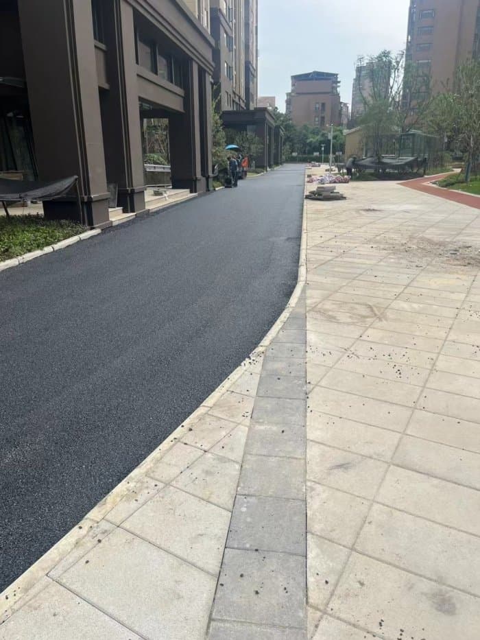 东西湖区万科楼盘 - 沥青路面施工案例