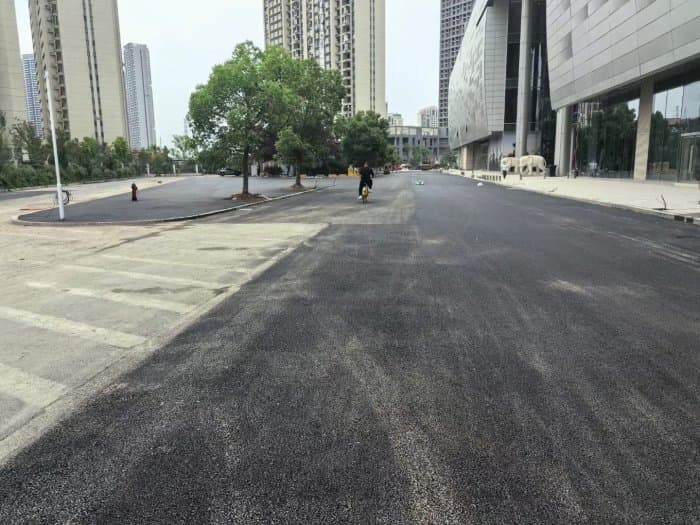 汉阳区海宁皮革城 - 沥青路面施工案例