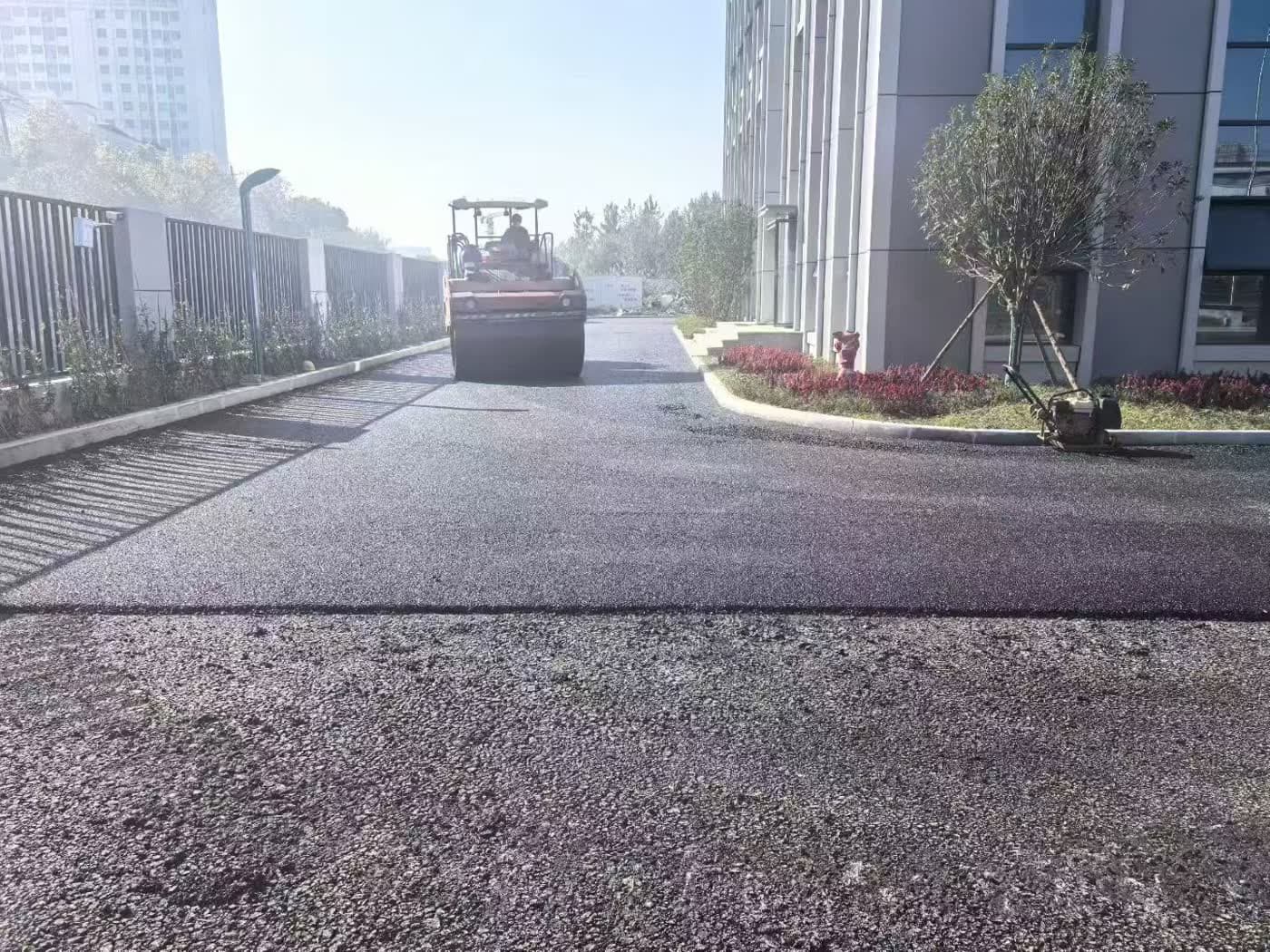 武汉经济开发区厂区透水沥青路面 - 沥青路面施工案例
