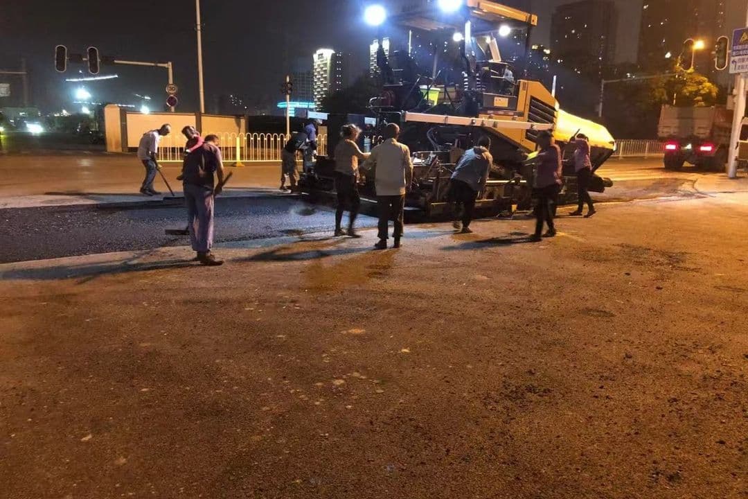 武汉经开区沌阳大道市政沥青路面修补现场