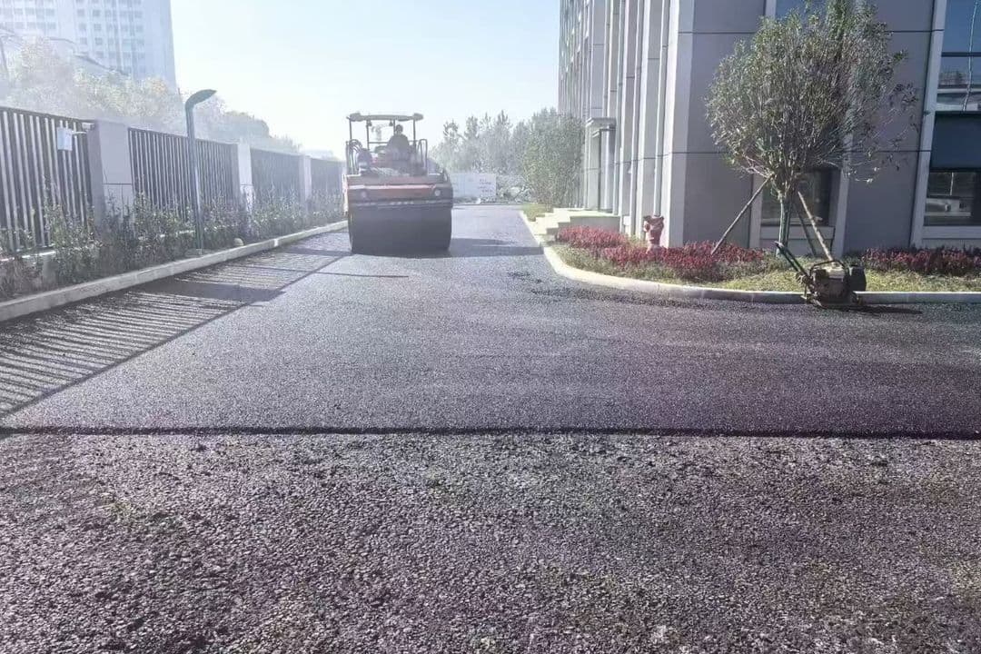 武汉经开区厂区透水沥青路面完工效果